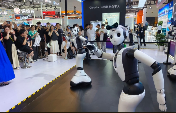 2024年7月5日，在上海舉行的2024世界人工智能大會(huì)上，一家人工智能公司推出的“具身智能本體”跳舞機(jī)器人，吸引觀眾前來參觀。新華社記者 黃曉勇 攝