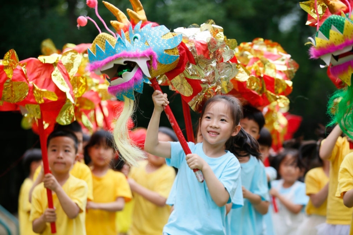 2024年5月30日，浙江省溫嶺市中心幼兒園的小朋友在舞龍。新華社發(fā)（周學(xué)軍 攝）