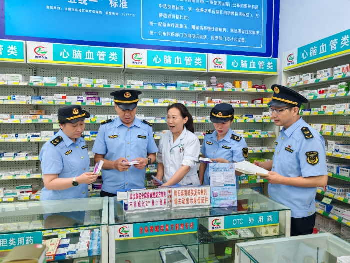 圖為聯(lián)合檢查組執(zhí)法人員在藥店檢查藥品經(jīng)營情況。