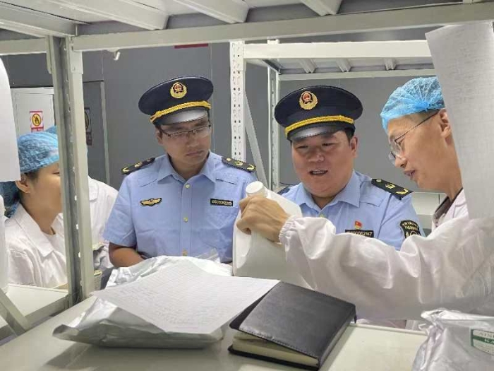 圖為第五分局執(zhí)法人員在生產(chǎn)企業(yè)檢查染發(fā)類化妝品。