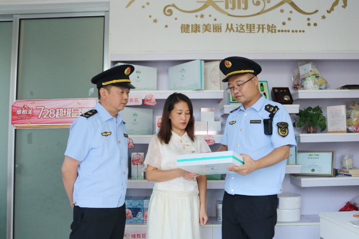 圖為該局執(zhí)法人員在一家化妝品專賣店檢查化妝品標簽。