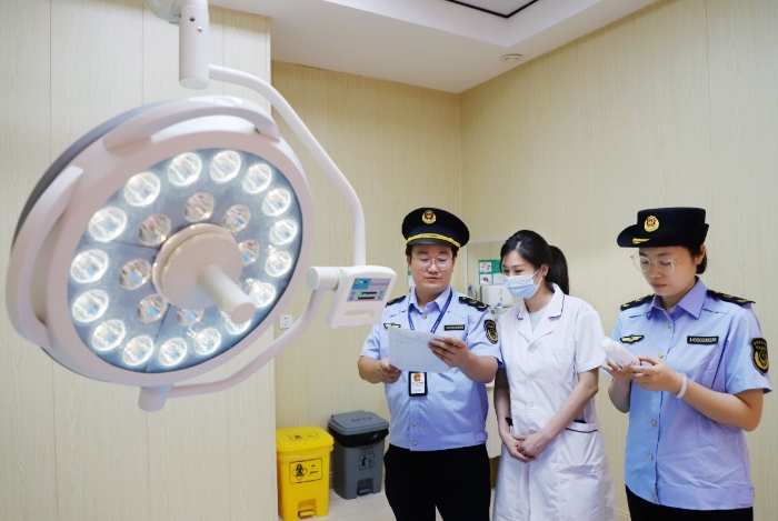 圖為8月7日，該局監(jiān)管人員在一家醫(yī)療美容機(jī)構(gòu)檢查醫(yī)療器械。