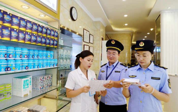 圖為8月7日，該局監(jiān)管人員在一家眼鏡店檢查隱形眼鏡。