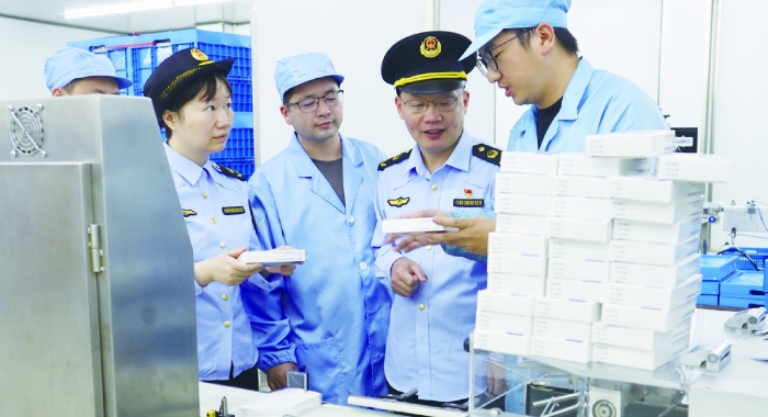 圖為仙居縣藥品檢查員對浙江豐安生物制藥有限公司新生產(chǎn)線開展GMP符合性現(xiàn)場指導(dǎo)。
