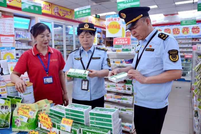 圖為8月12日，該局執(zhí)法人員在一家藥店檢查藥品質(zhì)量。