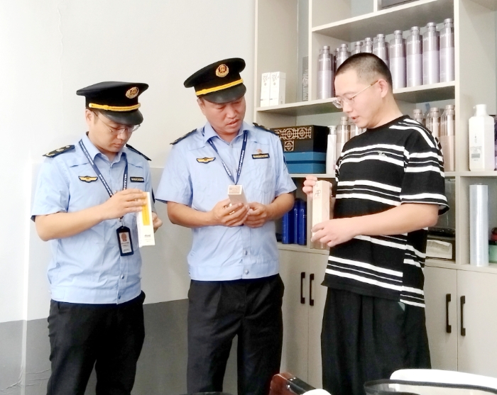 圖為該局執(zhí)法人員檢查轄區(qū)某理發(fā)店使用的染發(fā)類化妝品。