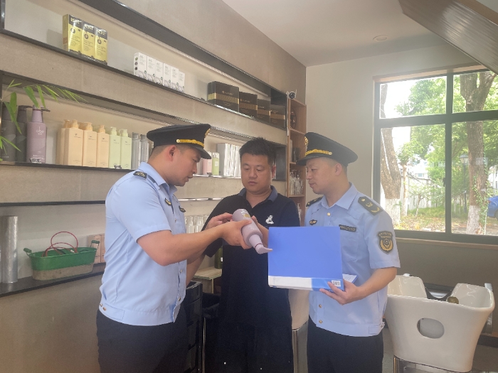 圖為該局執(zhí)法人員在一家美容美發(fā)店檢查洗護(hù)用品。（孫建新 胡紅鈺攝）