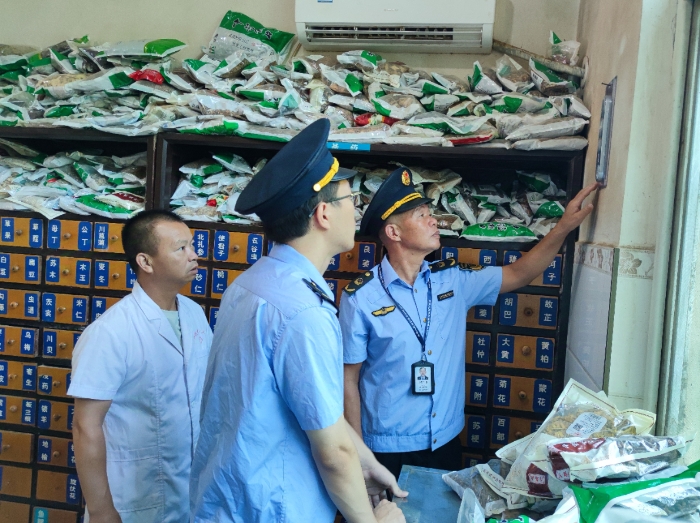 圖為該局執(zhí)法人員在一家零售藥店檢查中藥飲片儲存環(huán)境溫濕度。（鄢國卿 攝）