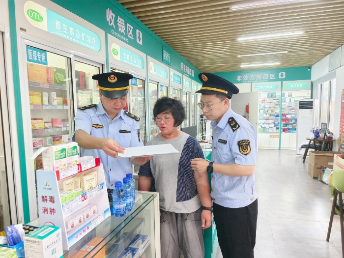 圖為該局執(zhí)法人員在一家藥店現(xiàn)場檢查其經銷臺賬記錄的相關信息等。