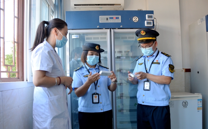 圖為8月28日，該局執(zhí)法人員在一家鄉(xiāng)鎮(zhèn)衛(wèi)生院檢查疫苗儲存情況。（文光輝　攝）