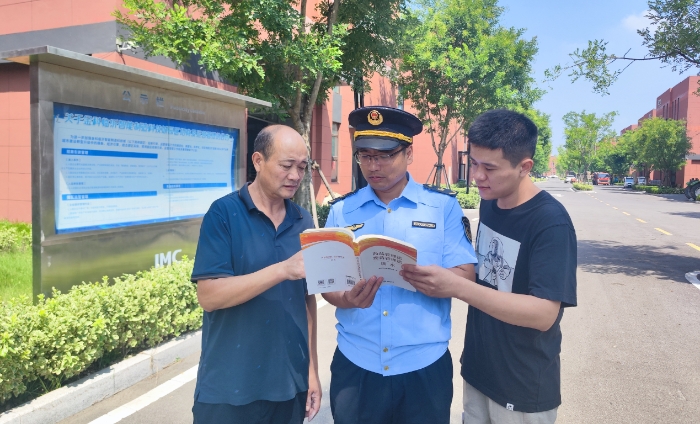 圖為第五分局向企業(yè)和社會(huì)公眾普及藥械化相關(guān)法律法規(guī)。（楊永波 攝）