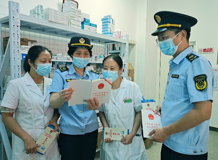 圖為8月29日，該局監(jiān)管人員在醫(yī)療機(jī)構(gòu)宣傳《藥品管理法》。