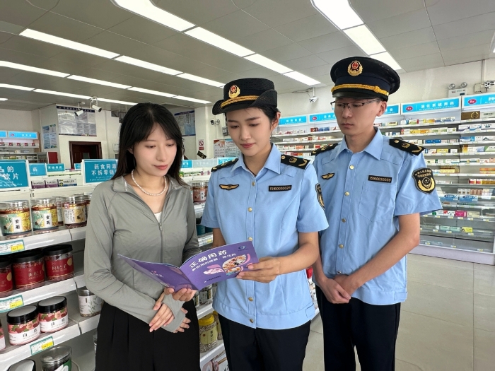圖為8月28日，該局工作人員向購買藥品的群眾進行藥品相關法律宣貫。