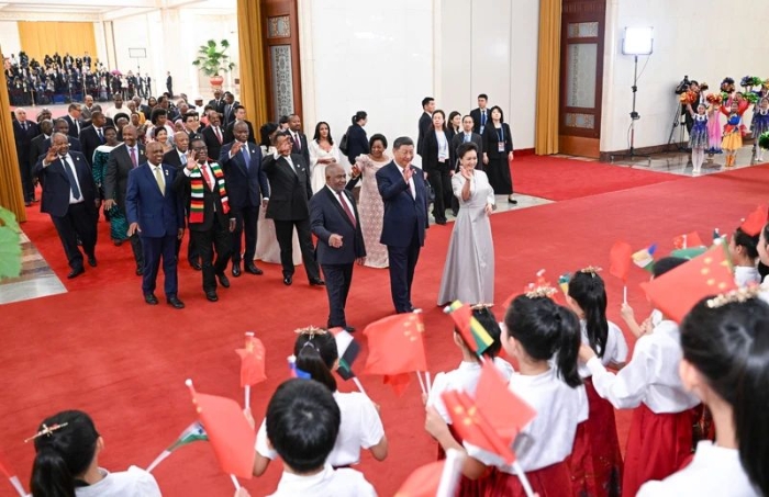 9月4日晚，國家主席習(xí)近平和夫人彭麗媛在北京人民大會(huì)堂舉行宴會(huì)，歡迎來華出席中非合作論壇北京峰會(huì)的非方及國際貴賓。這是在前往宴會(huì)廳沿途，少年兒童對(duì)國際貴賓表示熱烈歡迎。新華社記者 張領(lǐng) 攝