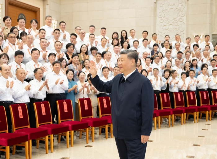 9月9日，黨和國家領(lǐng)導(dǎo)人習(xí)近平、李強(qiáng)、蔡奇、丁薛祥等在北京接見參加慶祝第四十個教師節(jié)暨全國教育系統(tǒng)先進(jìn)集體和先進(jìn)個人表彰活動代表。新華社記者 李濤 攝