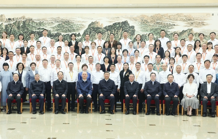 9月9日，黨和國家領(lǐng)導(dǎo)人習(xí)近平、李強(qiáng)、蔡奇、丁薛祥等在北京接見參加慶祝第四十個教師節(jié)暨全國教育系統(tǒng)先進(jìn)集體和先進(jìn)個人表彰活動代表。新華社記者 鞠鵬 攝