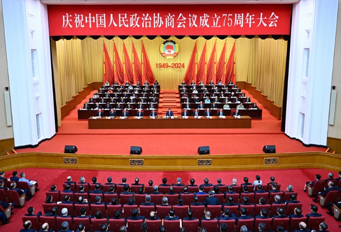 9月20日上午，中共中央、全國政協(xié)在全國政協(xié)禮堂隆重舉行慶祝中國人民政治協(xié)商會議成立75周年大會。習(xí)近平、李強(qiáng)、趙樂際、王滬寧、蔡奇、丁薛祥、李希、韓正等出席大會。新華社記者 申宏 攝