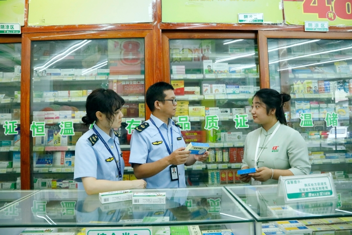 圖為南寧市青秀區(qū)市場監(jiān)管局執(zhí)法人員對一家藥店在售藥品進(jìn)行檢查。（何正君 攝）