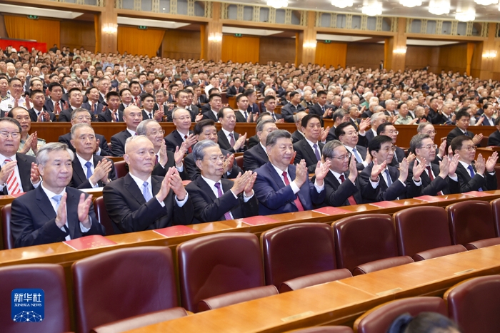 9月29日晚，慶祝中華人民共和國成立75周年音樂會(huì)在京舉行。習(xí)近平、李強(qiáng)、趙樂際、王滬寧、蔡奇、丁薛祥、李希、韓正等黨和國家領(lǐng)導(dǎo)人，同3000多名觀眾一起觀看演出。新華社記者 鞠鵬 攝