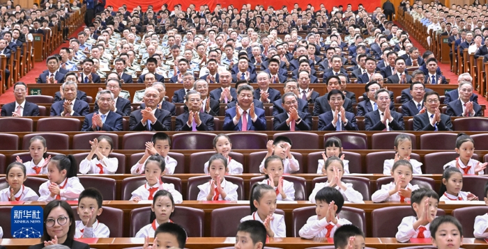 9月29日晚，慶祝中華人民共和國成立75周年音樂會(huì)在京舉行。習(xí)近平、李強(qiáng)、趙樂際、王滬寧、蔡奇、丁薛祥、李希、韓正等黨和國家領(lǐng)導(dǎo)人，同3000多名觀眾一起觀看演出。新華社記者 申宏 攝