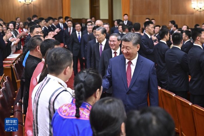 9月29日晚，慶祝中華人民共和國成立75周年音樂會(huì)在京舉行。習(xí)近平、李強(qiáng)、趙樂際、王滬寧、蔡奇、丁薛祥、李希、韓正等黨和國家領(lǐng)導(dǎo)人，同3000多名觀眾一起觀看演出。新華社記者 燕雁 攝