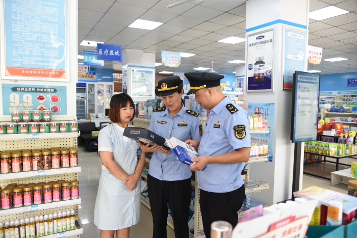 圖為該局執(zhí)法人員在一家醫(yī)療器械經(jīng)營企業(yè)檢查腰椎固定帶的標(biāo)簽標(biāo)識(shí)等情況。