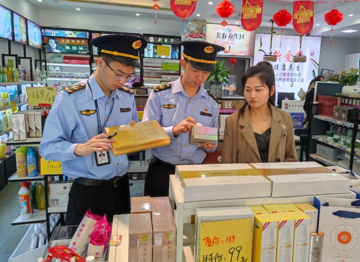 圖為10月21日，該局執(zhí)法人員在一家化妝品專賣店檢查產(chǎn)品質(zhì)量。（通訊員鄢國卿 攝）