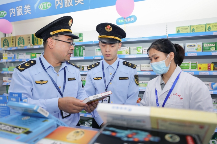 圖為該局執(zhí)法人員在轄區(qū)內(nèi)一家藥店內(nèi)開展現(xiàn)場檢查。（朱珍利 通訊員孫建新 攝）