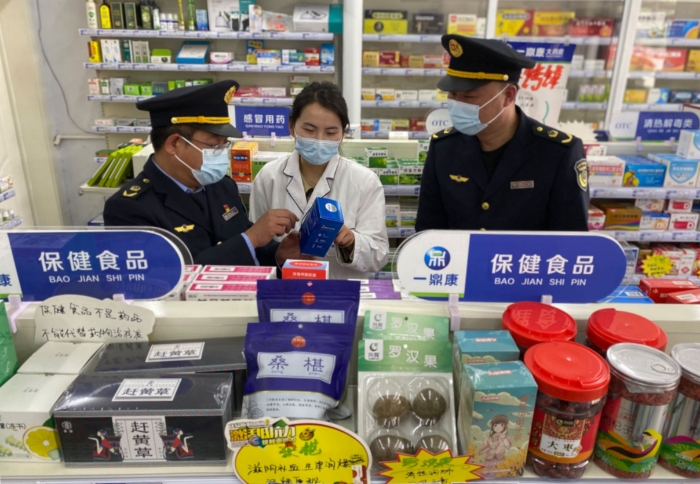 圖為該局淺井市場(chǎng)監(jiān)管所執(zhí)法人員對(duì)農(nóng)村藥房開展藥品安全監(jiān)督檢查。（劉曉紅 趙繼軍 攝）