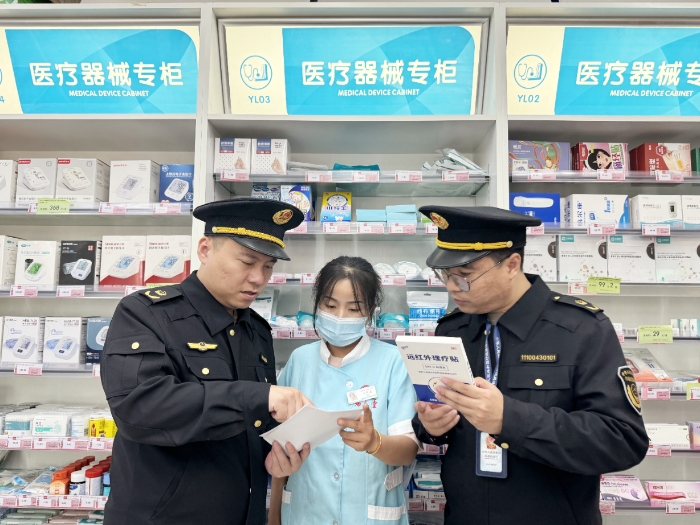 圖為該局執(zhí)法人員在一家藥店檢查遠(yuǎn)紅外理療貼。