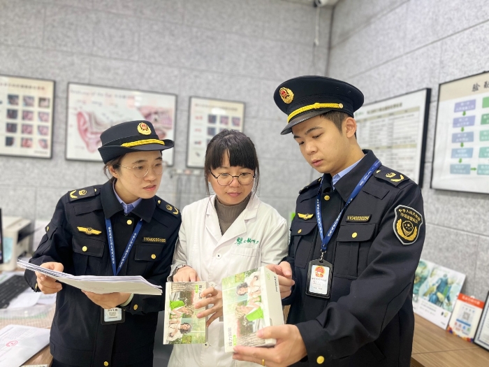圖為該局執(zhí)法人員在一家助聽器專賣店內(nèi)檢查。（孫俊輝 孫建新攝）