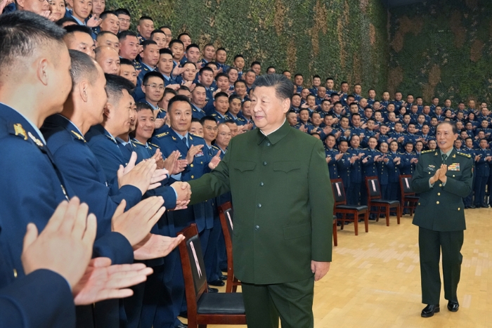 11月4日，中共中央總書記、國(guó)家主席、中央軍委主席習(xí)近平到空降兵軍視察。這是習(xí)近平親切接見空降兵軍官兵代表。新華社記者 李剛 攝