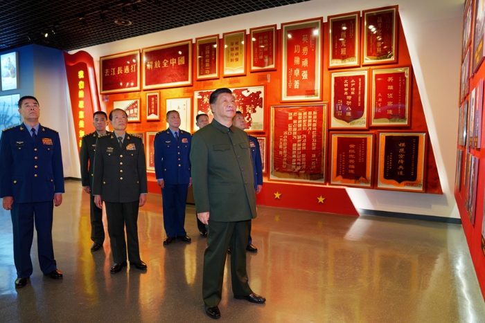 11月4日，中共中央總書記、國(guó)家主席、中央軍委主席習(xí)近平到空降兵軍視察。這是習(xí)近平參觀空降兵軍軍史館。新華社記者 李剛 攝