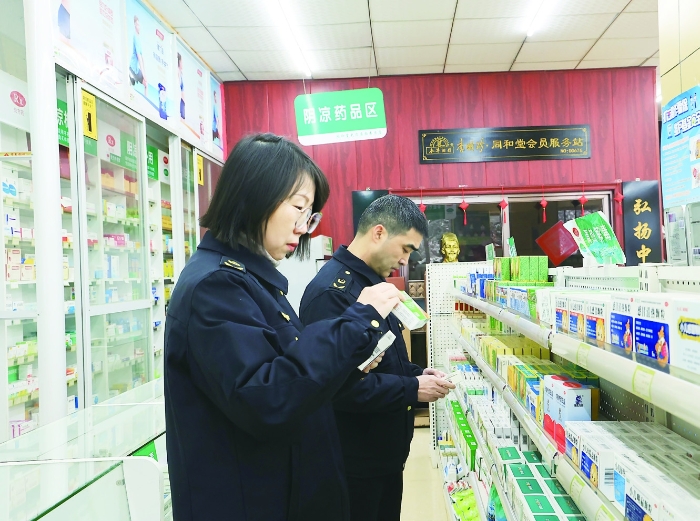 圖①為2024年1月23日，在“年關(guān)守護(hù)（2024）”專項行動中，衡陽市市場監(jiān)管局工作人員在零售藥店開展檢查。