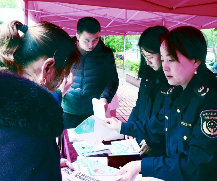 圖③為2023年11月15日，衡陽市市場監(jiān)管局工作人員在安全用藥月啟動儀式現(xiàn)場發(fā)放安全用械科普資料。