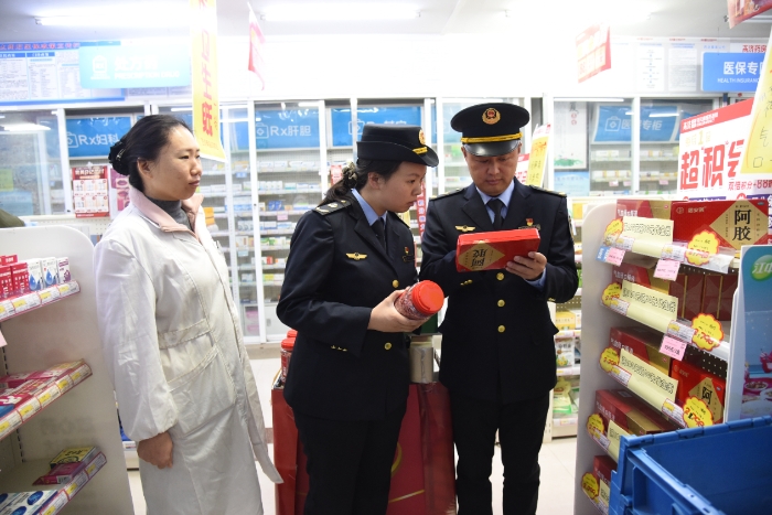 圖為11月29日，開封市市場監(jiān)管局城鄉(xiāng)一體化示范區(qū)分局金耀市場監(jiān)管所執(zhí)法人員在一家藥店檢查滋補(bǔ)類藥品的包裝、標(biāo)簽。