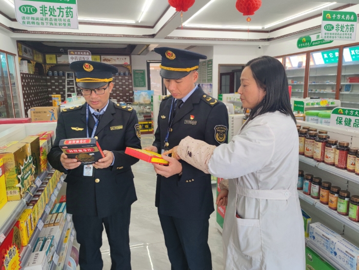 圖為該局執(zhí)法人員在一家藥品零售企業(yè)檢查補血、補氣藥品。（通訊員鄢國卿 攝）