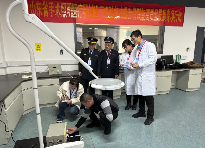 圖為參賽人員正在進(jìn)行手術(shù)輔助照明設(shè)備對(duì)地漏電流項(xiàng)目檢驗(yàn)考試。