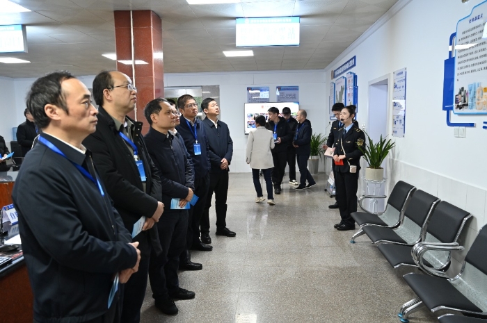 圖為參會代表在牛馬司市場監(jiān)管所考察參觀。（圖片由邵陽市市場監(jiān)管局提供 曾少石攝）