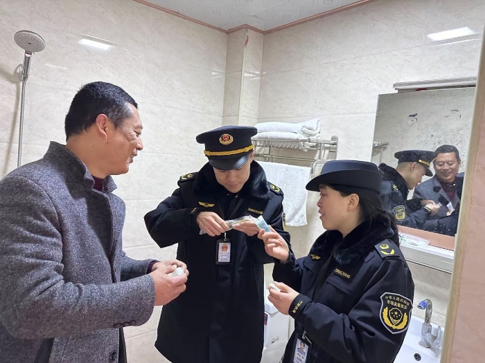 圖為12月10日，該局馬武鎮(zhèn)市場監(jiān)管所執(zhí)法人員在一家賓館檢查化妝品的標簽標識是否完整。