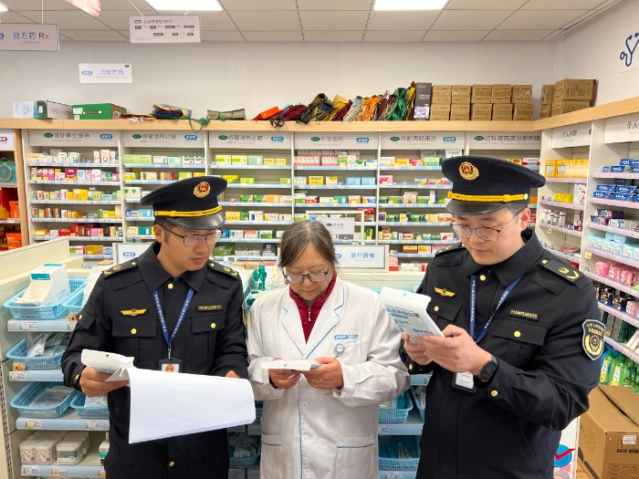圖為該局執(zhí)法人員在一家藥店檢查冬季常用醫(yī)療器械。（黃元斌 孫建新 攝）