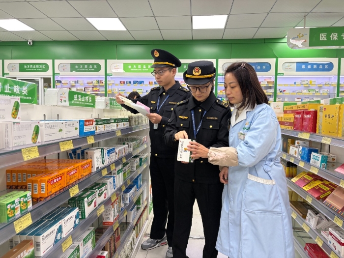 圖為該局執(zhí)法人員在一家藥店對(duì)其經(jīng)銷(xiāo)的冬季藥品進(jìn)行檢查。（李瑤 孫建新 攝）