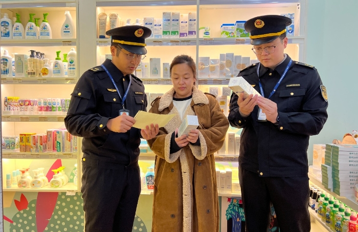 圖為該局執(zhí)法人員在一家母嬰店檢查兒童化妝品包裝、標(biāo)簽、購進(jìn)驗收等是否符合規(guī)定。（黃元斌 孫建新 攝）