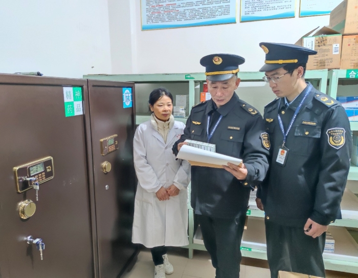 圖為12月20日，該局執(zhí)法人員在一家醫(yī)療機構(gòu)檢查精神藥品購銷情況。（通訊員鄢國卿 攝）