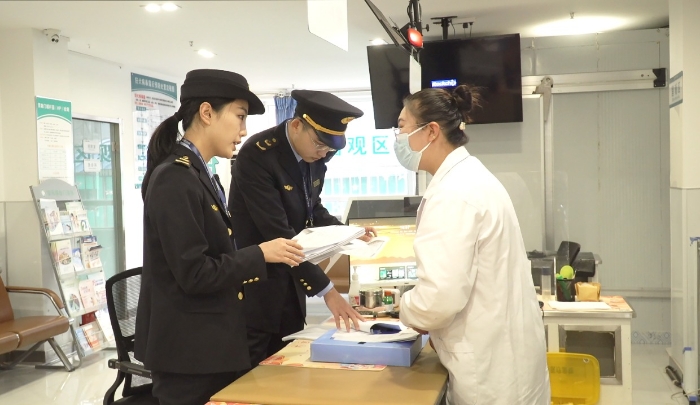 圖為該局執(zhí)法人員檢查安禾綜合門診部疫苗采購(gòu)、運(yùn)輸和儲(chǔ)存記錄單。