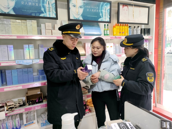 圖為2月18日，該局執(zhí)法人員在一家專賣店檢查化妝品銷售情況。