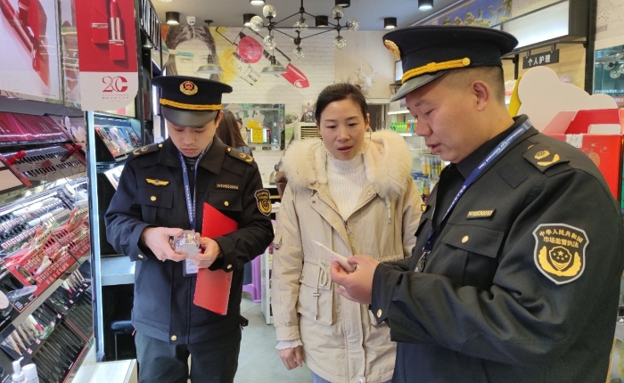 圖為2月24日，該局執(zhí)法人員在一家美容機(jī)構(gòu)檢查化妝品標(biāo)簽標(biāo)識情況。（通訊員 鄢國卿 攝）
