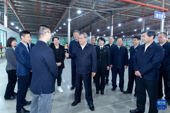 3月18日至20日，中共中央政治局常委、國(guó)務(wù)院總理李強(qiáng)在福建調(diào)研。這是3月18日，李強(qiáng)來(lái)到泉州晉江國(guó)際陸地港，了解其以“雙口岸+雙平臺(tái)”服務(wù)外貿(mào)企業(yè)等情況。新華社記者 劉彬 攝
