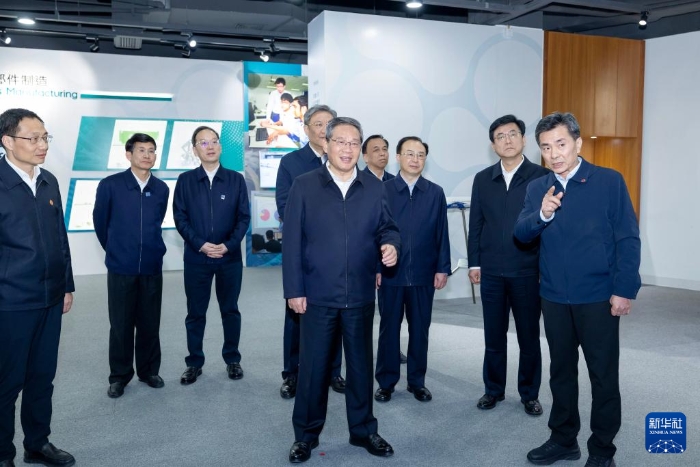 3月18日至20日，中共中央政治局常委、國(guó)務(wù)院總理李強(qiáng)在福建調(diào)研。這是3月19日，李強(qiáng)在廈門(mén)太古飛機(jī)工程有限公司，了解中國(guó)（福建）自由貿(mào)易試驗(yàn)區(qū)廈門(mén)片區(qū)有關(guān)情況。新華社記者 劉彬 攝