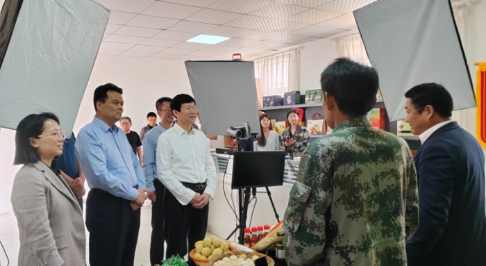 李利在安徽臨泉調(diào)研定點幫扶和基層藥品監(jiān)管工作
